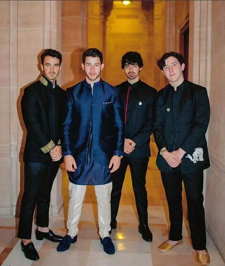 Nick Jonas (al doilea din stânga) alături de frații săi, în costume de inspirație indiană.