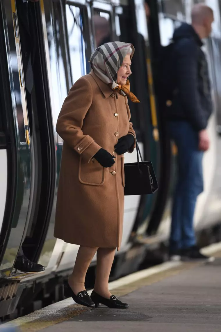 20 decembrie 2018 - Elisabeta a II-a a coborât dintr-un tren public, în stația Norfolk.