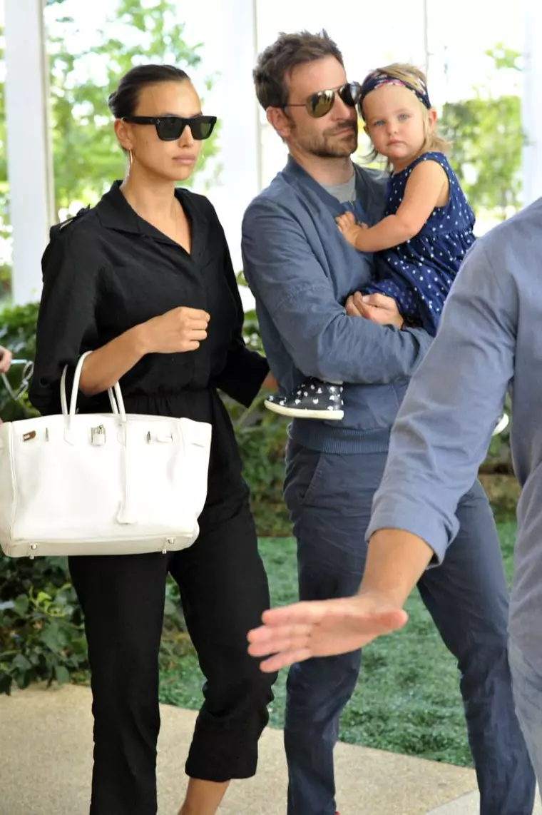 Irina Shayk și Bradley Cooper, alături de fiica lor.