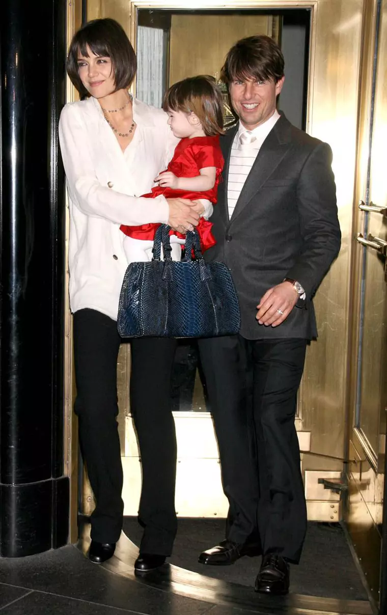 În 2008, pe vremea când formau o familie fericită. Acum, Tom nu mai vrea să știe nici de Katie, fosta lui soție, și nici de Suri, fiica lor...