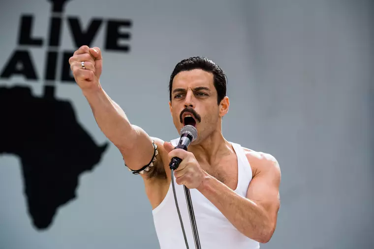 Rami Malek, în rolul lui Freddie Mercury, în Bohemian Rhapsody (2018)