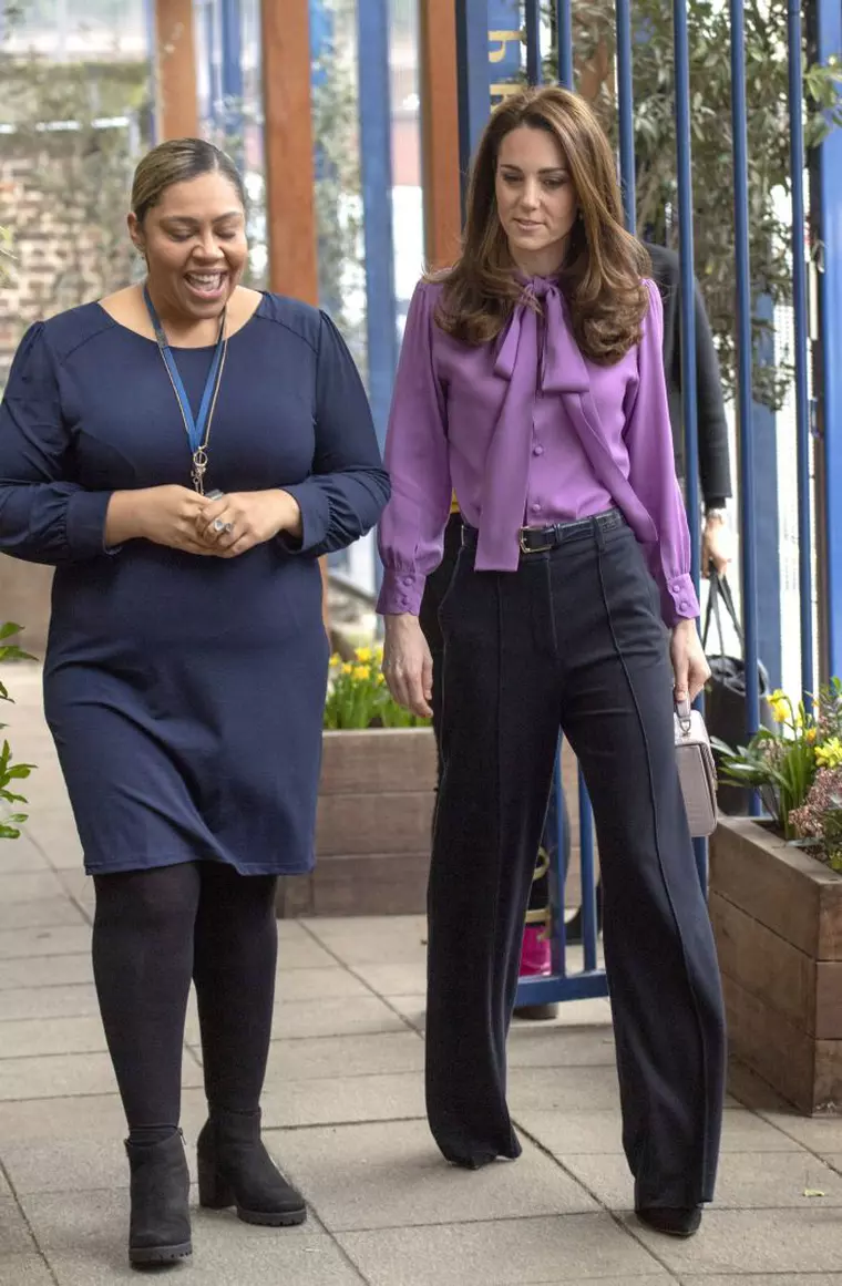 Fotografia în care se observă că Ducesa de Cambridge a îmbrăcat bluza cu nasturii în față, și nu în spate.