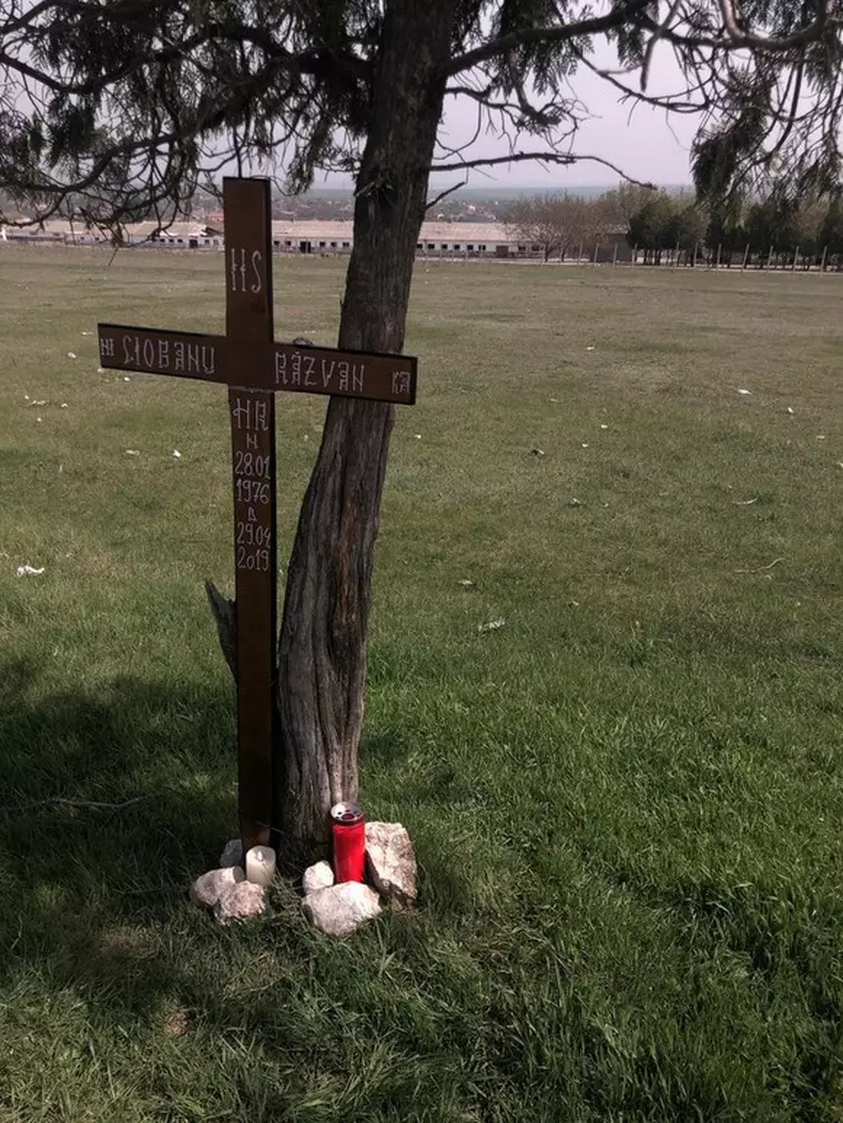 Aceasta este crucea pe care Marius a dus-o la locul accidentului. Foto; Click!