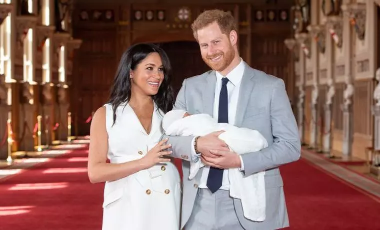 Pe 8 mai, la două zile după ce Ducesa de Sussex a născut, Meghan Markle și Prințul Harry și-au prezentat fiul.