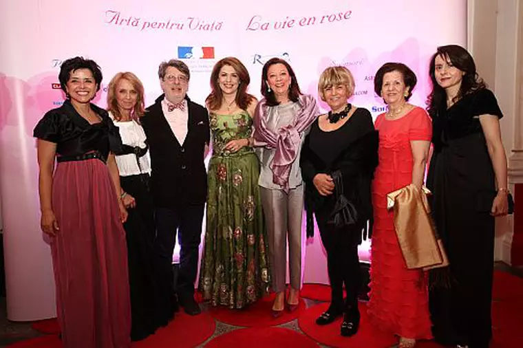 Cristiana Copos, Camelia Sucu, Dan Coma, Mihaela Geoana, Mioara Pavoni, Doina Levintza, Catherine Sofianou, Veronica Savanciuc 