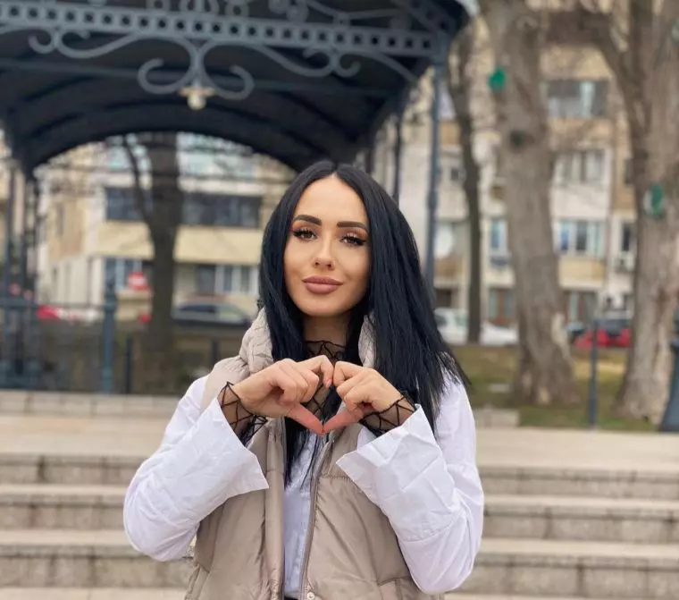 ella-tina-crop-1613550138