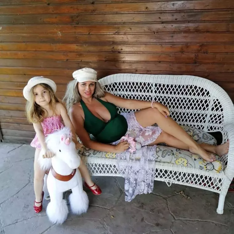 sanziana-buruiana-insarcinata