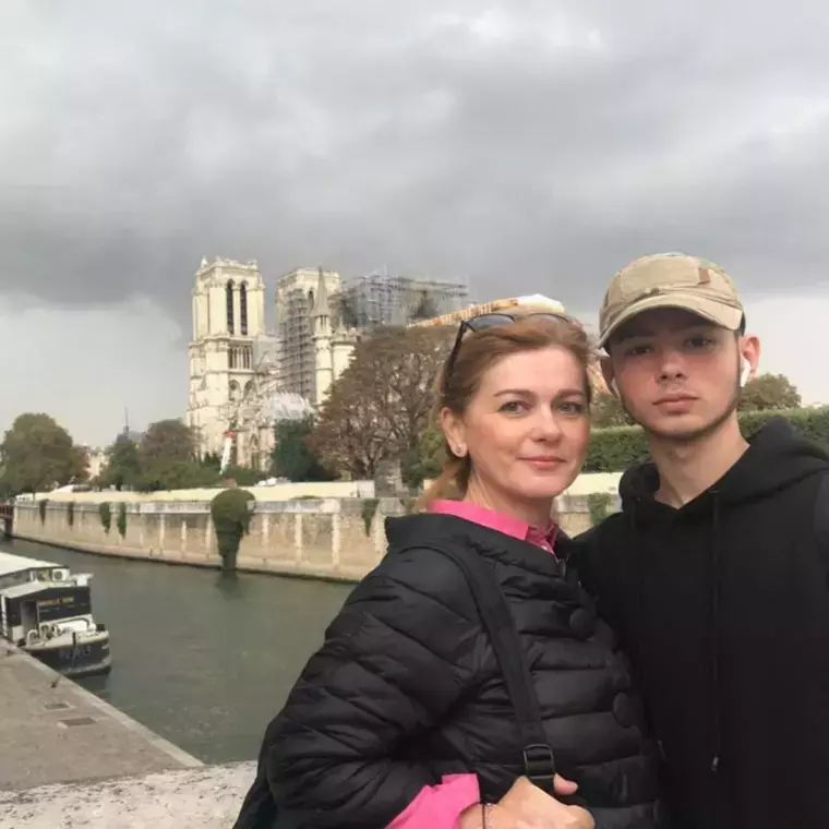 simona-mihaescu-alaturi-de-fiul-ei.-sursa-foto_-arhiva-personala-1024x1024-1