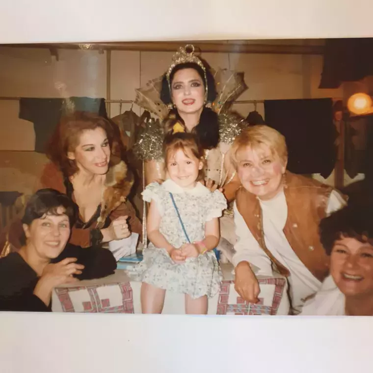 alexandrina-halic-alaturi-de-colegii-din-teatru.-sursa-foto_-arhiva-personala-1024x1024-1