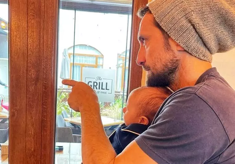 „Nu e al meu”. Reacția lui Dani Oțil după ce prima poză cu chipul fiului său a apărut online. FOTO (2)