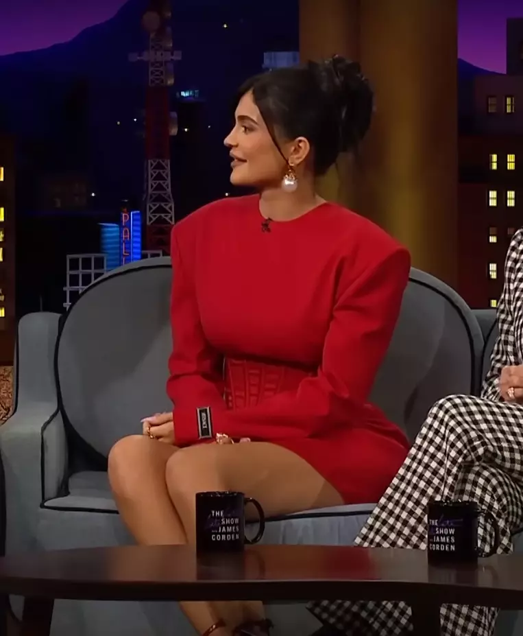 Kylie Jenner Late Show James Corden rochie mini Versace roșie