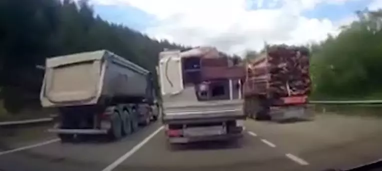 Depășire dementă pe drumul de la Suceava spre Rădăuţi! Acest șofer merită să rămână fără permis (Video)