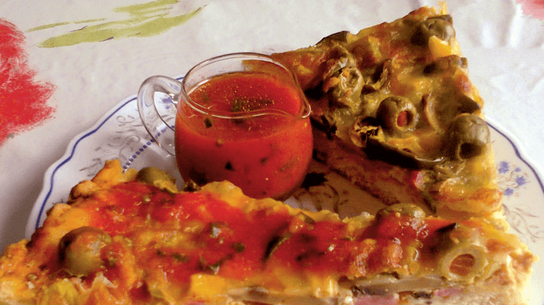 Pizza cu sos de rosii