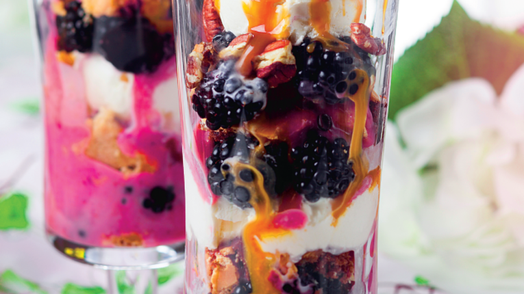 Parfait cu fructe si sos caramel