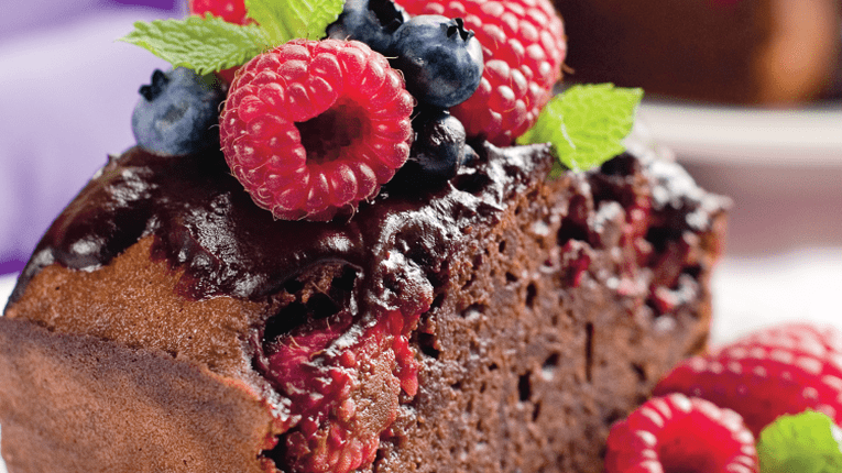 Prajitura cu ciocolata si fructe de padure