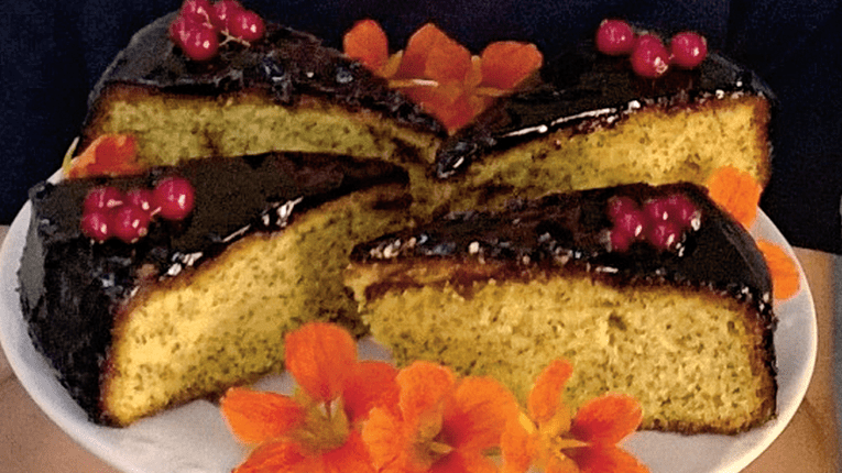 Prajitura cu mac prajit, portocale si sos de ciocolata