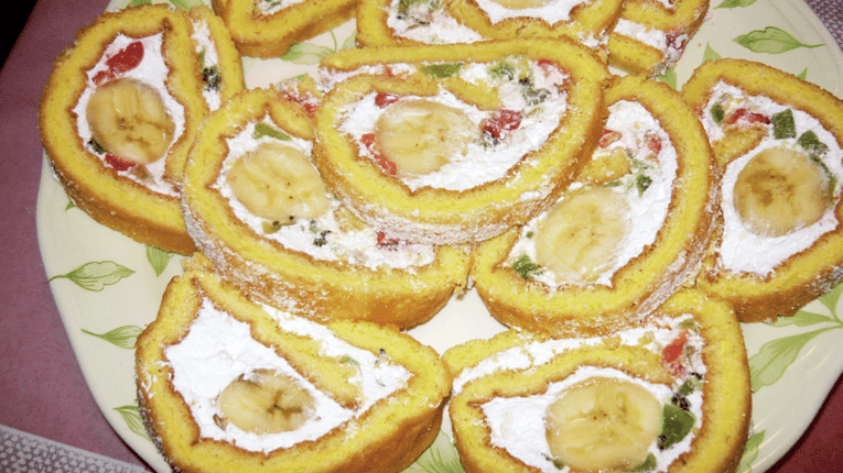 Rulada cu frisca si fructe