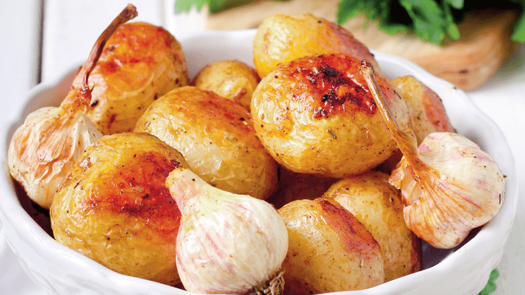 Cartofi noi cu usturoi