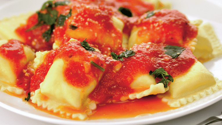 Ravioli cu sos de rosii