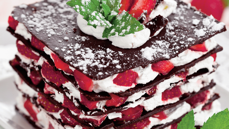 Turn de ciocolata cu frisca si capsuni