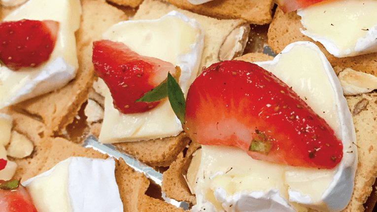 Biscotti cu migdale, camembert, zmeura si ceapa caramelizata a la Chef Foa