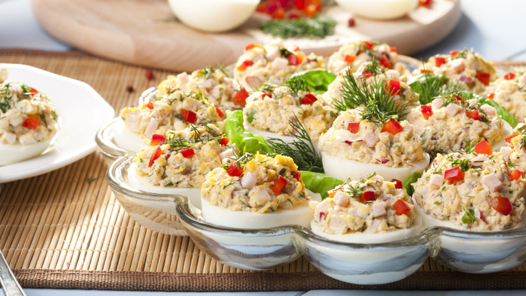 Oua umplute cu sunca si ardei