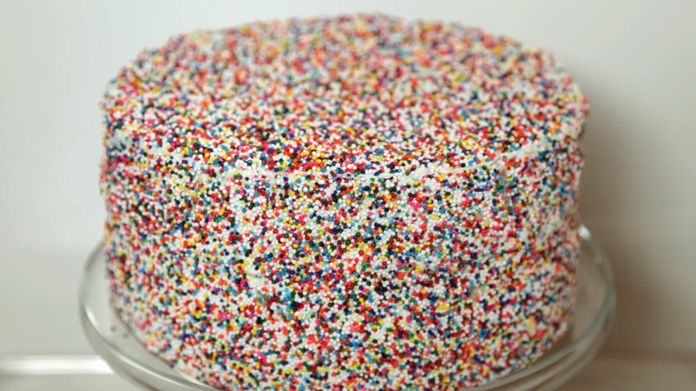 Cum sa ornezi tortul cu bombonele decorative