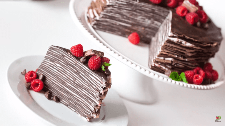 Tort de clatite cu ciocolata si crema de zmeura