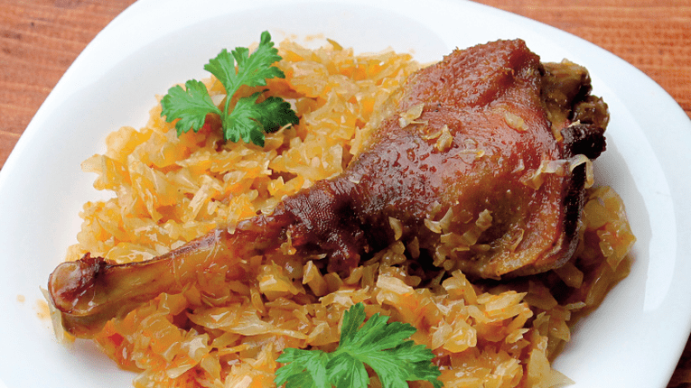 Gasca la cuptor pe pat de varza