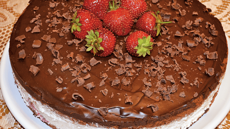 Tort cu ciocolata, mascarpone si capsune