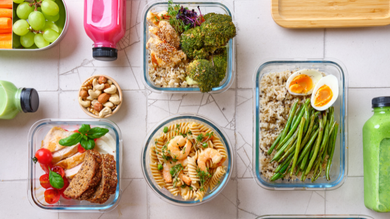 Meal prep de weekend: cum să gătești inteligent și să păstrezi alimentele proaspete toată săptămâna