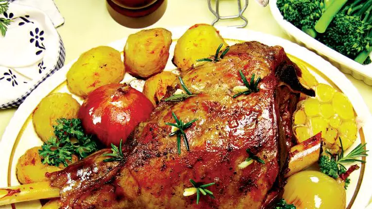 Pulpă de miel împănată