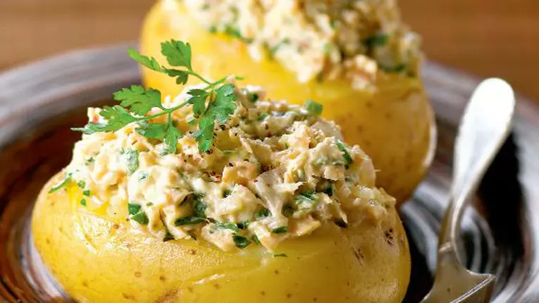 Cartofi umpluţi cu salată de ton