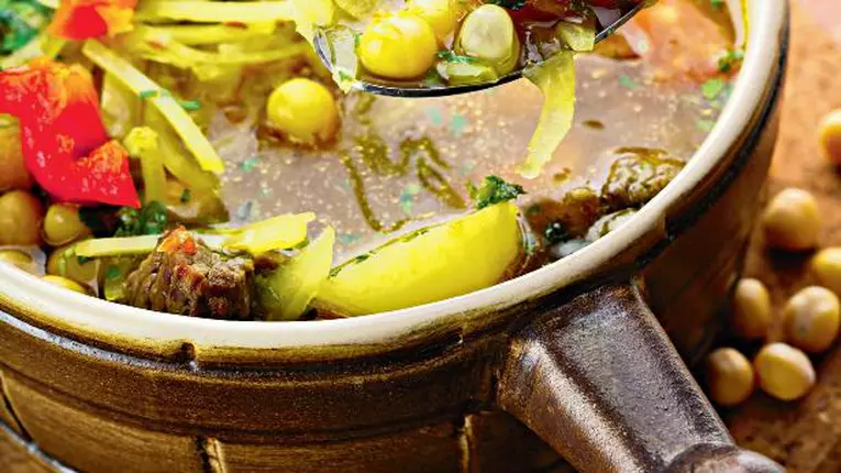 Ciorbă de varză cu legume asortate