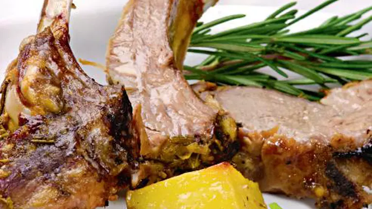 Costiţe de miel cu sote asortat