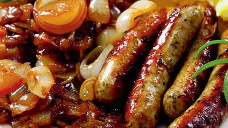 Cârnaţi cu sos de ceapă şi rozmarin