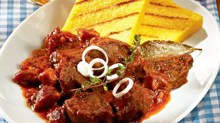 Ficat de porc în sos de roşii