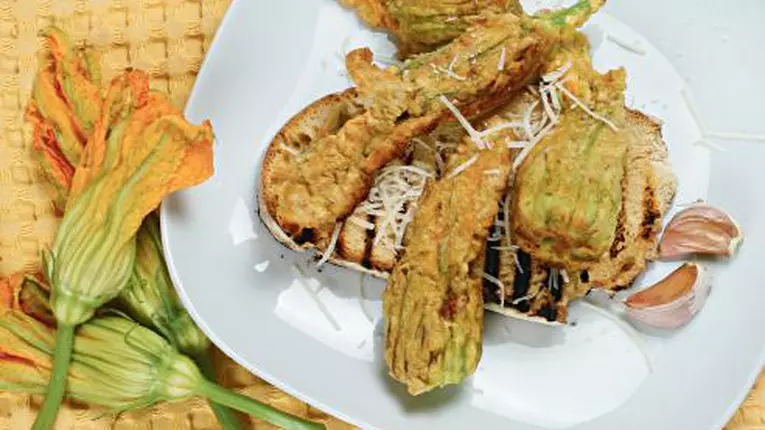 Flori de dovlecei cu brânzeturi și anșoa