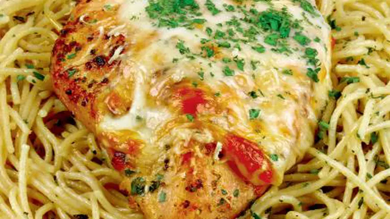 Piept de pui cu parmezan şi paste