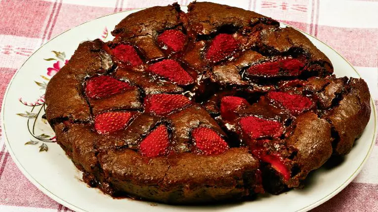 Prăjitură de ciocolată și căpșuni