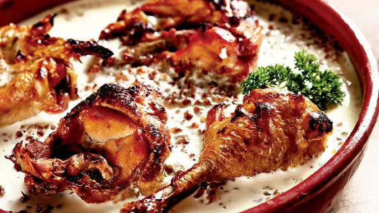 Pulpe de pui cu sos de smântână