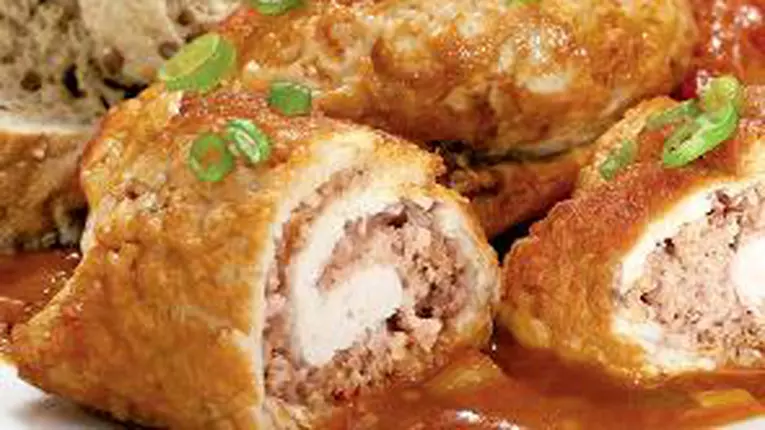 Rulouri cu carne şi sos de roşii