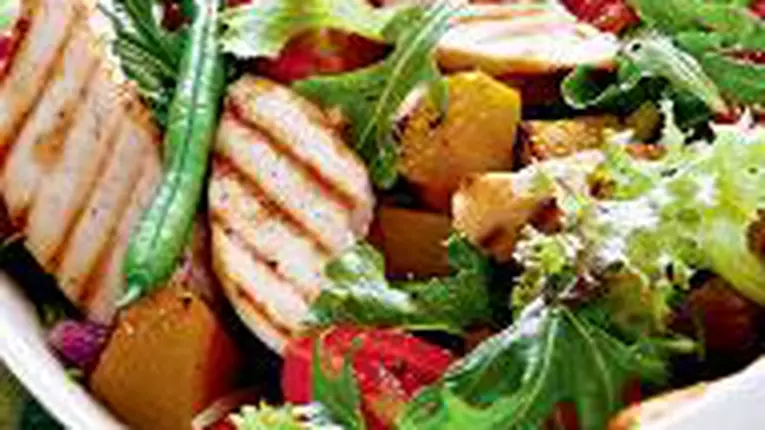 Salată cu pui şi rucola