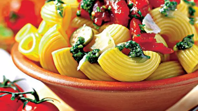 Salată de paste cu roşii şi busuioc