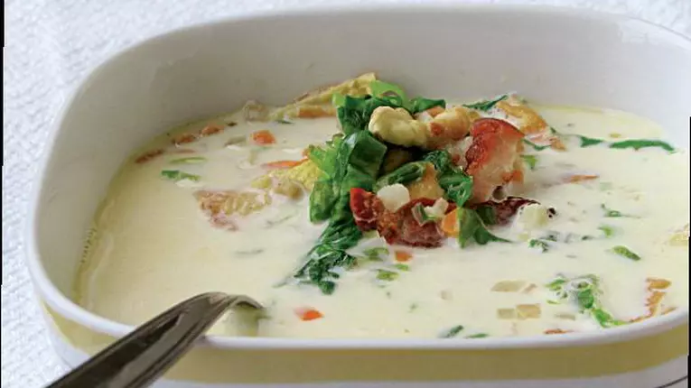 Supă acră de salată cu jumări de ou