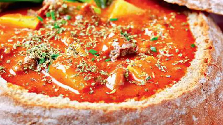 Tocană de cartofi în crustă de pâine