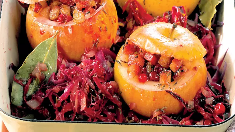 Mere umplute pe pat de varză roşie