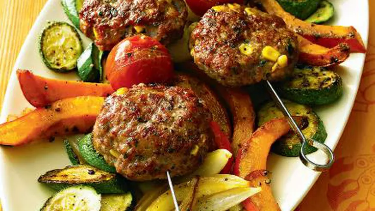 Chiftele la grătar cu legume coapte