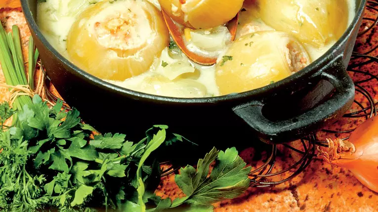 Cepe umplute cu orez şi carne tocată în vin alb