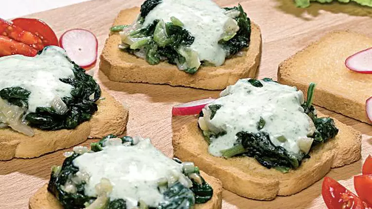 Crostini cu spanac şi iaurt